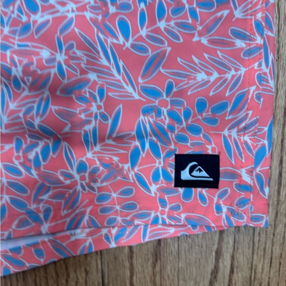 Quiksilver Coral and Teal Leaf Pattern Swim Shorts XL - Picture 3 of 3